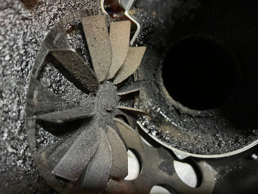 Encrassement d’un ventilateur de poêle par des dépôts de bistre issus d’une mauvaise combustion.