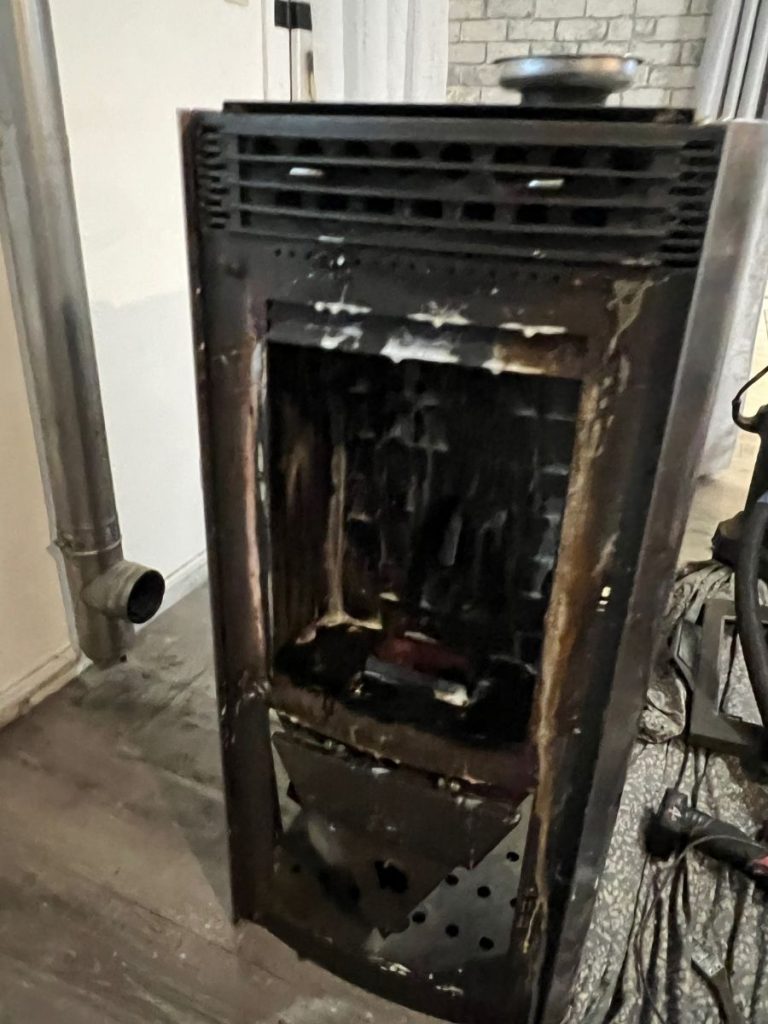 Poêle à granulés présentant une accumulation importante de bistre et de résidus de combustion